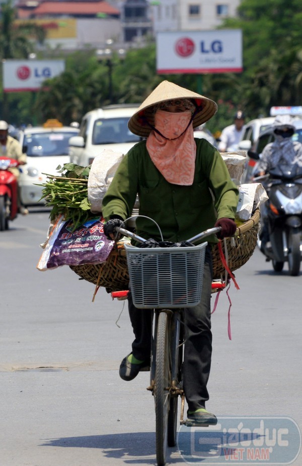 Cũng như bao phụ nữ khác, những người phụ nữ nghèo cũng mặc kín mít chỉ hở mỗi đôi mắt vào giữa trưa nắng